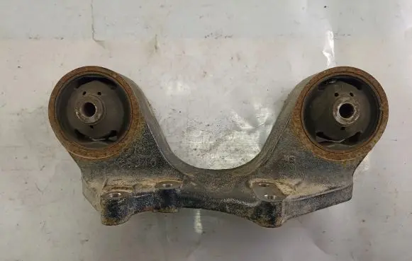 Suzuki Grand Vitara II Rear differential mounting bracket 66J40