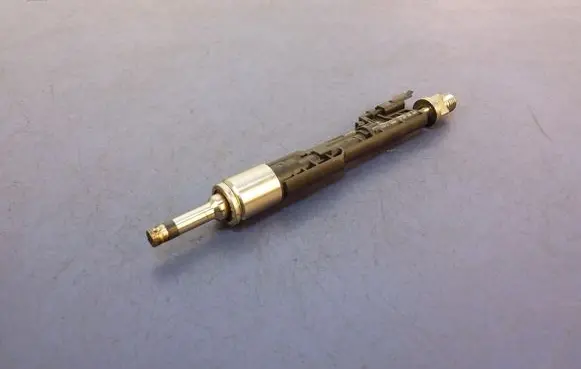 BMW 5 G30 G31 Fuel injector 0261500264