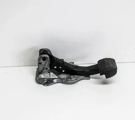 Volkswagen Golf V Brake pedal