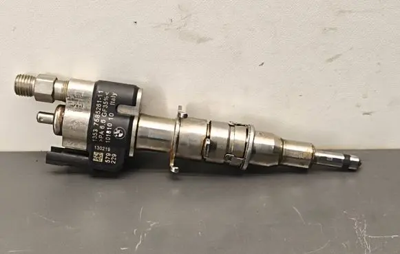 BMW 5 F10 F11 Fuel injector PA66GF359 10181010
