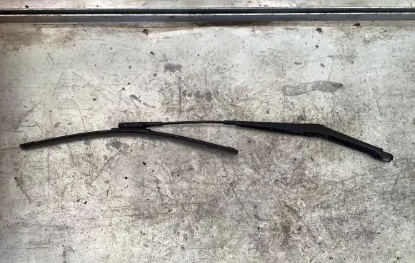 Volvo XC90 Front wiper blade arm 18C253