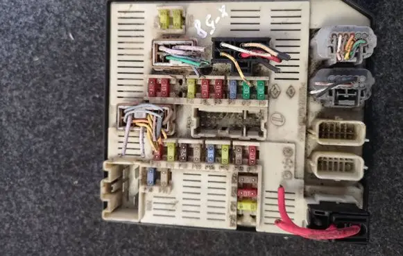Renault Megane III Fuse module 284B60008R 8609157597