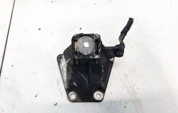 Engine mounting bracket