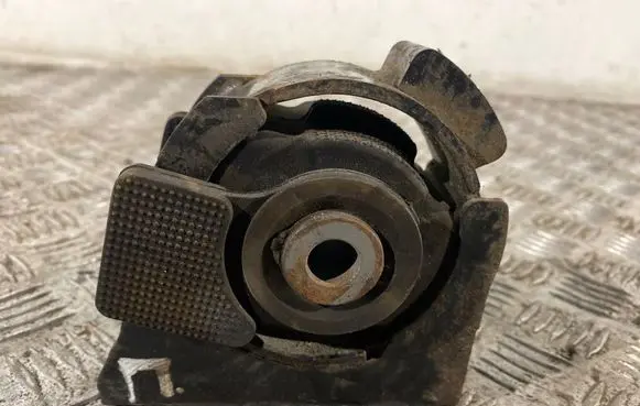 Toyota RAV 4 (XA40) Engine mount bracket