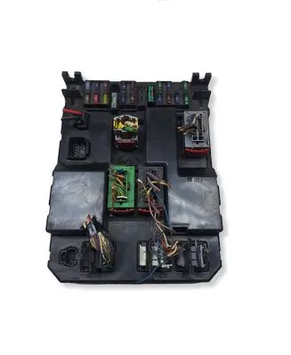 Peugeot 307 Fuse module 9651197680 9651196980A