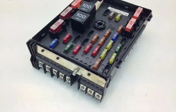 Volkswagen PASSAT CC Fuse module 3C0937125A