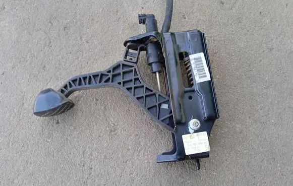 Skoda Octavia Mk1 (1U) Accelerator throttle pedal 1J1721059AD
