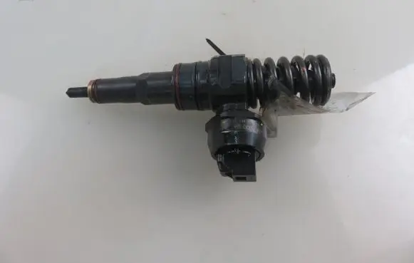 Volkswagen Golf IV Fuel injector 0414720037 038130073AJ
