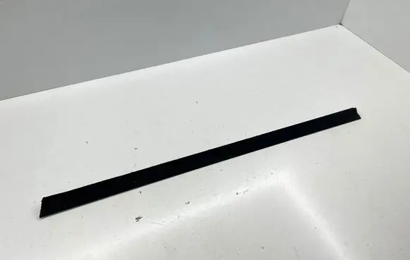 Mercedes-Benz W123 Rubber seal front door window/glass