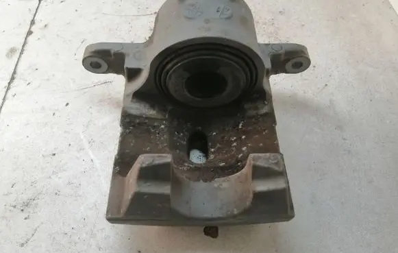 Toyota Prius (XW50) Rear brake caliper