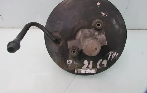 Volkswagen PASSAT B5 Brake booster 8D0612105F