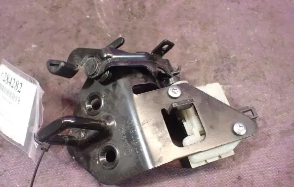 Skoda Octavia Mk2 (1Z) Front door lock loop/hook striker 1Z0827511C