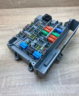 BMW 3 E90 E91 Fuse module 6906621 690662102