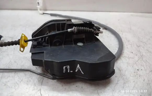 BMW X3 E83 Front door lock 7202145