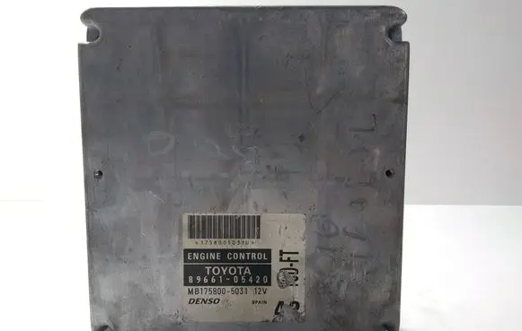 Toyota Avensis T220 Engine control unit/module 8966105420 MB1758005031