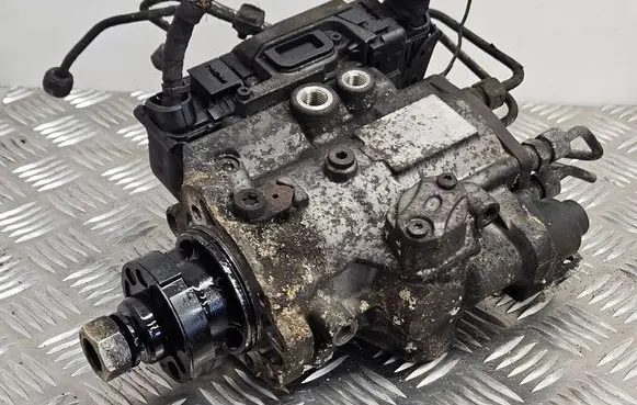 Opel Vectra C Fuel injection high pressure pump 0470504215 55351757