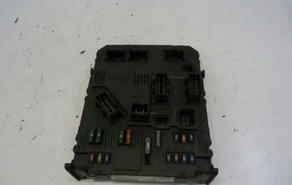 Peugeot 206 Fuse module 9650584780