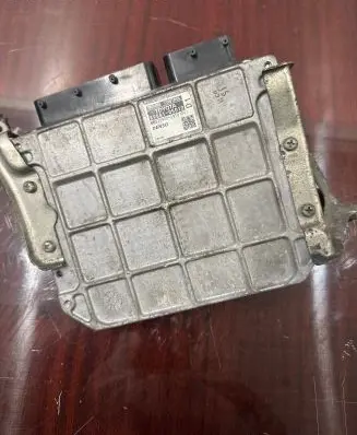 Toyota Avensis T270 Engine control unit/module 8966105D12 MB2759001910
