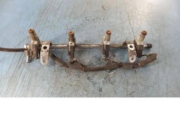 Chevrolet PT Cruiser Fuel injector supply line/pipe