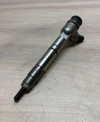 Hyundai Santa Fe Fuel injector 338002r100