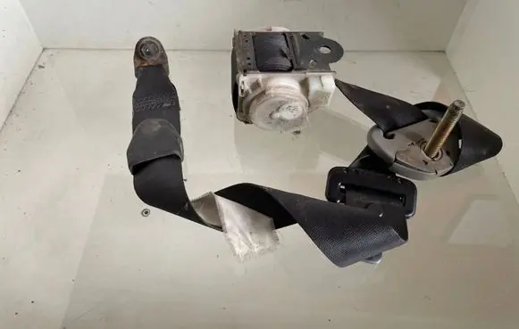 Toyota Avensis Verso Rear seatbelt 0431040