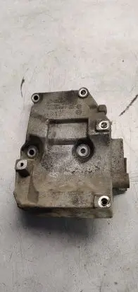 Volkswagen PASSAT B5.5 Engine mounting bracket 038260885C