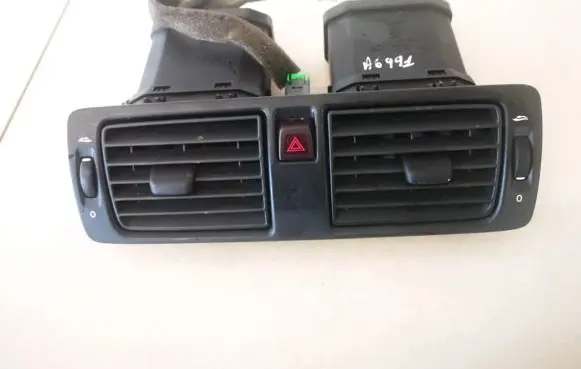 Volvo V50 Dash center air vent grill y01144
