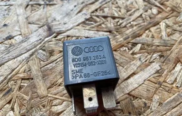Audi A6 S6 C5 4B Other relay 8D0951253A