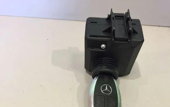 Mercedes-Benz C W204 Ignition lock A2079052600 33003217 33003219