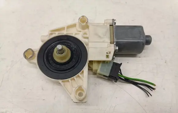 Mercedes-Benz E W212 Front door window regulator motor A2048200142