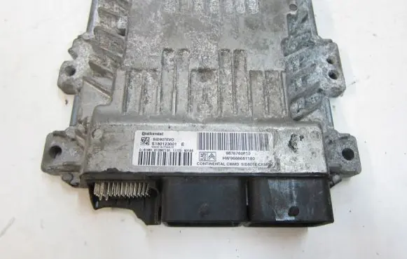 Peugeot 308 Engine control unit/module 9676760880 S180123001E