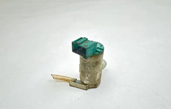 Nissan X-Trail T30 Windscreen/windshield washer pump 2224610A
