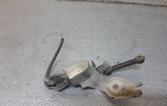 Volkswagen Touareg I Air suspension front height level sensor 7L0616213D