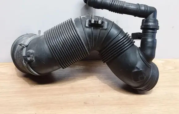Volkswagen PASSAT B6 Air intake duct part 3C0129654Q