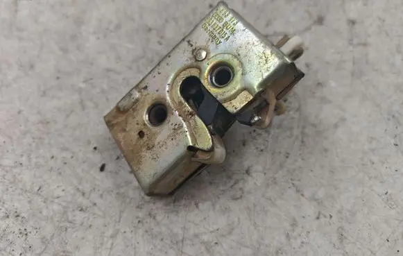Audi 80 90 B3 Front door lock 893173