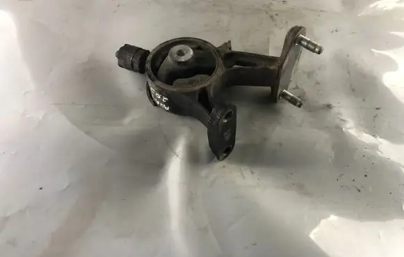 Toyota Auris 150 Engine mount bracket