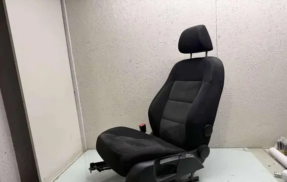 Volkswagen Golf VI Front driver seat 