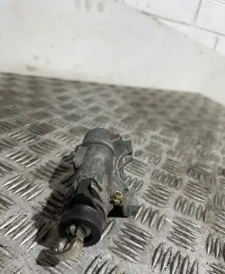 Volkswagen PASSAT B5 Ignition lock 4B0905851C
