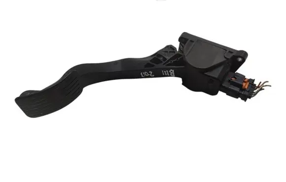 Accelerator throttle pedal