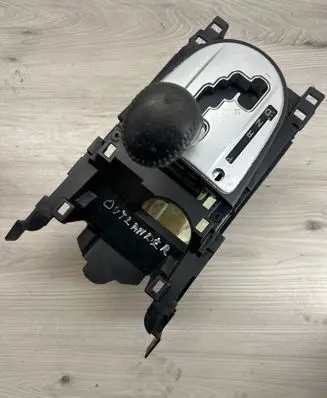 Mitsubishi Outlander Gear shifter/selector 2400A211