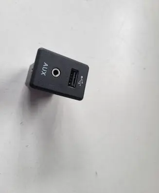 Nissan X-Trail T32 USB socket connector 795405004