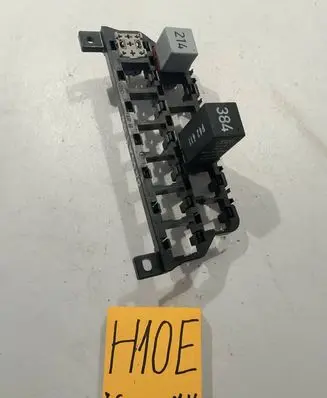 Volkswagen PASSAT B5 Relay mounting block 8D0937503