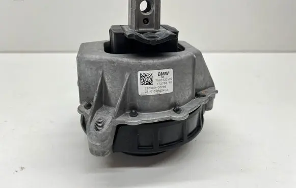 BMW 3 G20 G21 Engine mount bracket 7581622
