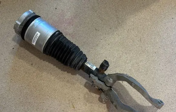 Volvo XC90 Front air suspension shock absorber 31658903