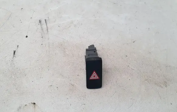 Toyota Avensis T270 Hazard light switch 15B424