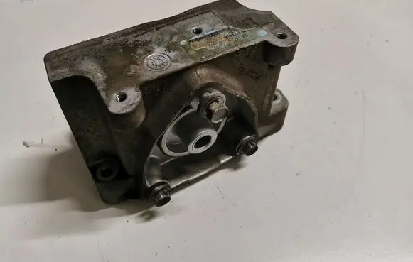 Gearbox mounting bracket