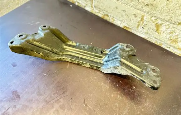 Audi A6 S6 C6 4F Engine mounting bracket 4F0253071A