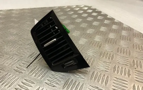 Volvo XC90 Dash center air vent grill 31651282