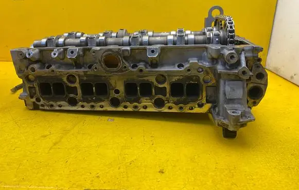 Mercedes-Benz E W212 Engine head R6510160201 A6510150601