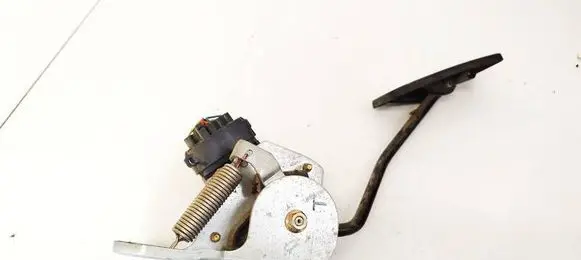 Accelerator throttle pedal